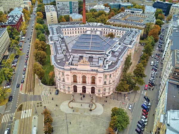 Hermosa vista panorámica del avión no tripulado al edificio principal de la Universidad Tecnológica de Varsovia - el edificio histórico ubicado en la plaza de la Universidad Tecnológica de Varsovia — Foto de Stock