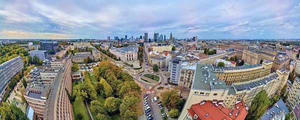 Bela vista panorâmica de drones aéreos para o edifício principal da Universidade de Tecnologia de Varsóvia - o edifício histórico localizado na praça da Universidade de Tecnologia de Varsóvia — Fotografia de Stock