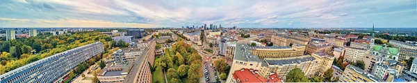 Bela vista panorâmica de drones aéreos para o edifício principal da Universidade de Tecnologia de Varsóvia - o edifício histórico localizado na praça da Universidade de Tecnologia de Varsóvia — Fotografia de Stock