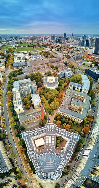 Красивый панорамный вид с воздуха на главное здание Варшавского технологического университета - историческое здание, расположенное на площади Варшавского технологического университета — стоковое фото