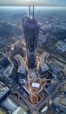 Güzel panoramik hava dron görünümüne Merkezi Varşova şehir ve Varşova Spire - 220 metre neomodern ofis Avrupa meydanında (banın Europejski Binası)