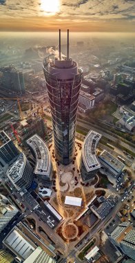 Güzel panoramik hava dron görünümüne Merkezi Varşova şehir ve Varşova Spire - 220 metre neomodern ofis Avrupa meydanında (banın Europejski Binası)