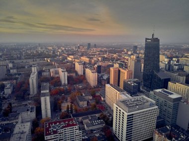 Güzel panoramik hava manzarası - yukarıdan aşağıya bakın - Kültür ve Bilim Sarayı (Pl: Pkin - Palac Kultury i nauki) ve Varşova modern şehri, Polonya