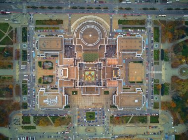 Güzel panoramik hava manzarası - yukarıdan aşağıya bakın - Kültür ve Bilim Sarayı (Pl: Pkin - Palac Kultury i nauki) ve Varşova modern şehri, Polonya