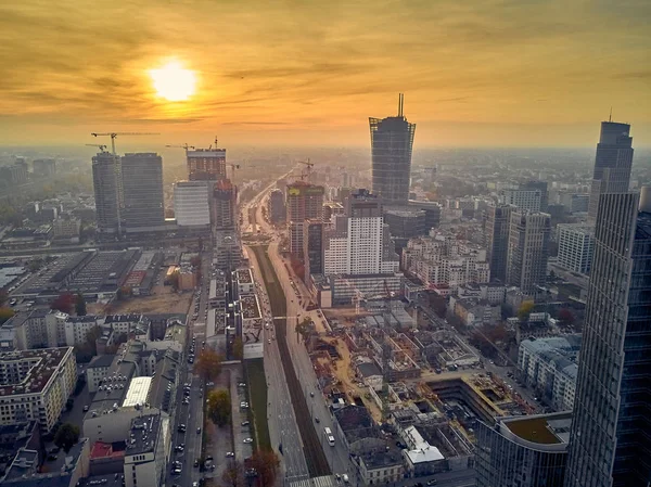 Bela vista aérea panorâmica - vista de cima - para a torre do Palácio da Cultura e Ciência (PL: PKiN - Palac Kultury i nauki) e paisagem urbana da cidade moderna de Varsóvia, Polônia — Fotografia de Stock