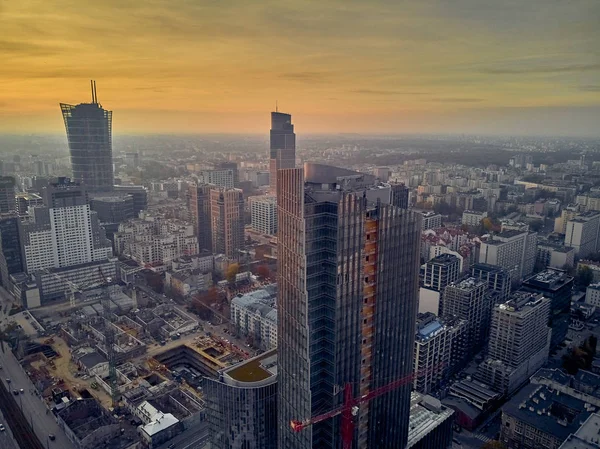 Hermosa vista aérea panorámica - mirar hacia abajo desde arriba - a la torre del Palacio de Cultura y Ciencia (PL: PKiN - Palac Kultury i nauki) y paisaje urbano de Varsovia ciudad moderna, Polonia — Foto de Stock