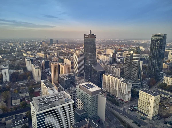 Prachtige panoramische luchtfoto drone weergave panorama stadsgezicht van moderne stad van Warschau, Pkin en "Rondo 1" wolkenkrabber attractiepark Rondo Onz — Stockfoto