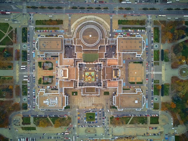 Hermosa vista aérea panorámica - mirar hacia abajo desde arriba - a la torre del Palacio de Cultura y Ciencia (PL: PKiN - Palac Kultury i nauki) y paisaje urbano de Varsovia ciudad moderna, Polonia — Foto de Stock