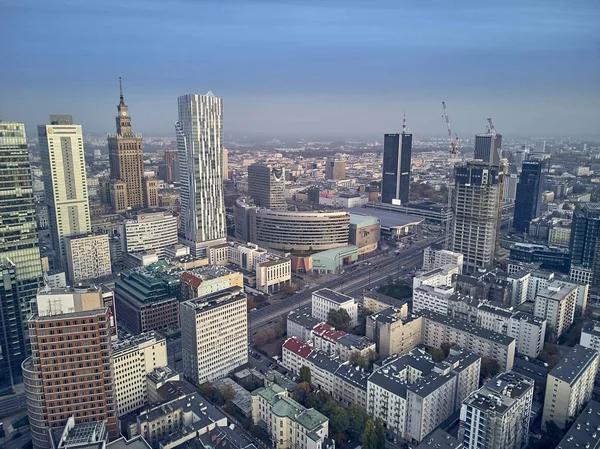 Prachtige panoramische luchtfoto drone weergave panorama stadsgezicht van moderne stad van Warschau, Pkin en "Rondo 1" wolkenkrabber attractiepark Rondo Onz — Stockfoto