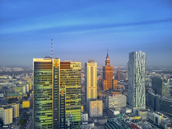 Wunderschöne panoramische Drohnenaufnahme zum Stadtpanorama von Warschau moderner Stadt, pkin und Bürohochhaus "rondo 1" am Rondo onz — Stockfoto