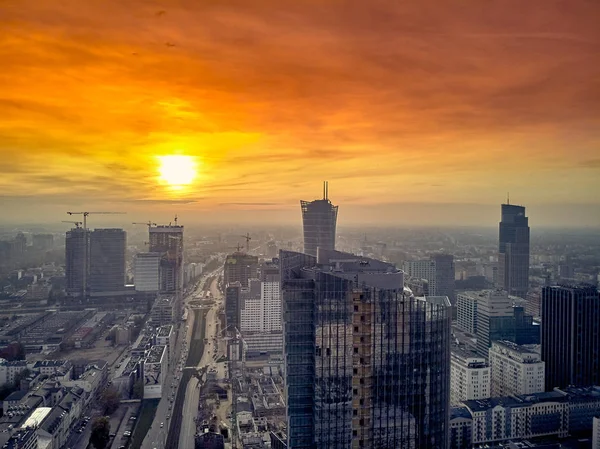 Hermosa vista aérea panorámica - mirar hacia abajo desde arriba - a la torre del Palacio de Cultura y Ciencia (PL: PKiN - Palac Kultury i nauki) y paisaje urbano de Varsovia ciudad moderna, Polonia — Foto de Stock