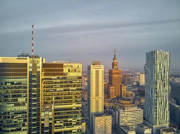 Prachtige panoramische luchtfoto drone weergave panorama stadsgezicht van moderne stad van Warschau, Pkin en "Rondo 1" wolkenkrabber attractiepark Rondo Onz — Stockfoto