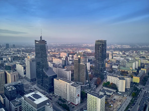 Панорамный воздушный дрон с видом на панорамный город современного Warsaw City, PKiN и офисный небоскреб "Рондо 1", расположенный в Rondo ONZ — стоковое фото