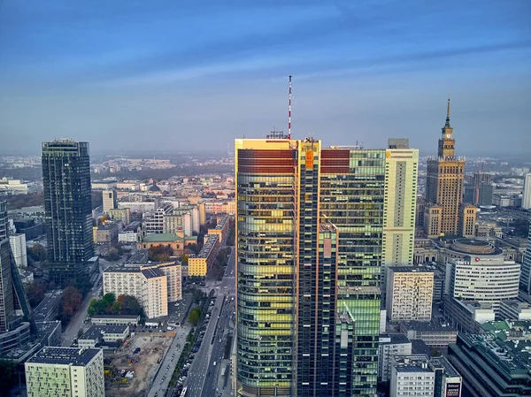 Prachtige panoramische luchtfoto drone weergave panorama stadsgezicht van moderne stad van Warschau, Pkin en "Rondo 1" wolkenkrabber attractiepark Rondo Onz — Stockfoto