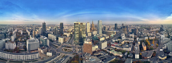 Панорамный воздушный дрон с видом на панорамный город современного Warsaw City, PKiN и офисный небоскреб "Рондо 1", расположенный в Rondo ONZ
