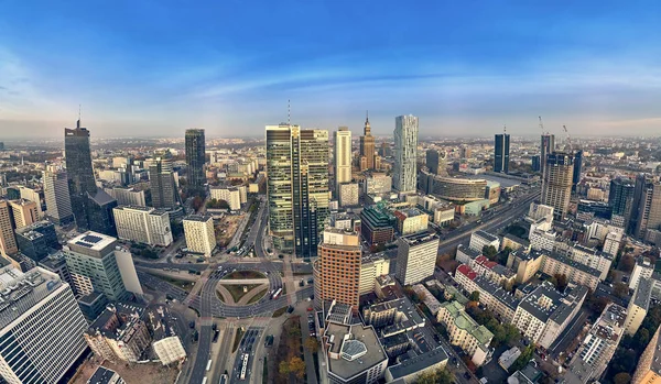 Gyönyörű panorámás légi drone nézet panoráma városkép a Varsói modern város, építészetre és "Rondo 1" office felhőkarcoló található a Rondo Onz — Stock Fotó