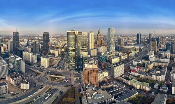 바르샤바 현대 도시, Pkin 및 "론도 1"의 파노라마 풍경에 아름 다운 파노라마 공중 무인 항공기 보기 사무실 마천루 론도 Onz에 위치한 — 스톡 사진