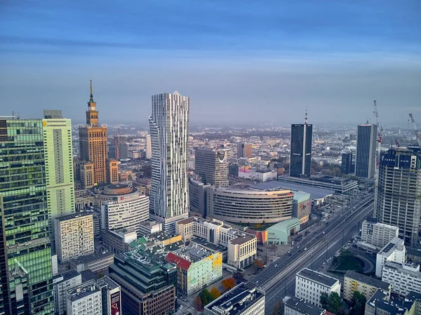 Prachtige panoramische luchtfoto drone weergave panorama stadsgezicht van moderne stad van Warschau, Pkin en "Rondo 1" wolkenkrabber attractiepark Rondo Onz — Stockfoto