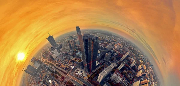 Чудовий панорамний повітряний дрон, вид на панораму сучасного Варшави, Менніца Legacy Tower (140 м) офісу skyscraper and Warsaw Spire, Warsaw, Poland — стокове фото