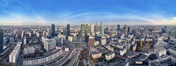 바르샤바 현대 도시, Pkin 및 "론도 1"의 파노라마 풍경에 아름 다운 파노라마 공중 무인 항공기 보기 사무실 마천루 론도 Onz에 위치한 — 스톡 사진