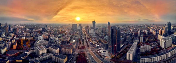 Чудовий панорамний повітряний дрон, вид на панораму сучасного Варшави, Менніца Legacy Tower (140 м) офісу skyscraper and Warsaw Spire, Warsaw, Poland — стокове фото