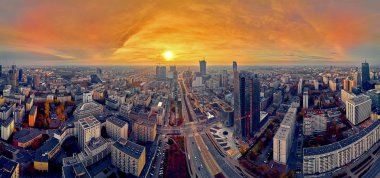 Varşova Modern Şehri, Mennica Miras Kulesi (140m) ofis gökdeleni ve Varşova Spire 'ın panorama şehir manzarasına güzel panoramik hava aracı görüntüsü, sonbaharda gün batımında, Varşova, Polonya