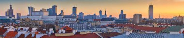Güneş batarken, Varşova Eski ve Modern Şehir, Pkin, Ulusal Opera Binası, Krakowskie Przedmiescie Caddesi 'nin panoramik insansız hava aracı görüntüsü kırmızı kiremitlerin üzerinde.
