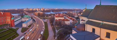 Gün batımında Swietokrzyski Köprüsü ve Ulusal Stadyumun muhteşem panoramik hava aracı görüntüsü