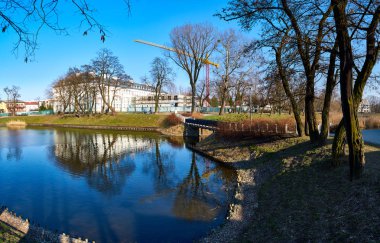 Cietrzewia göletlerine veya Glinianki Cietrzewia 'ya güzel panoramik manzara - Wlochy bölgesinde, Varşova' da bulunan iki su deposu