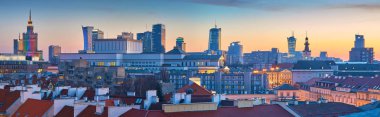 Güneş batarken, Varşova Eski ve Modern Şehir, Pkin, Ulusal Opera Binası, Krakowskie Przedmiescie Caddesi 'nin panoramik insansız hava aracı görüntüsü kırmızı kiremitlerin üzerinde.