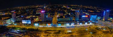 Varşova Eski ve Modern Şehir, Pkin, Ulusal Opera Binası, Zlote Tarasy Alışveriş Merkezi 'nin panorama şehir manzarasına güzel panoramik hava aracı görüntüsü
