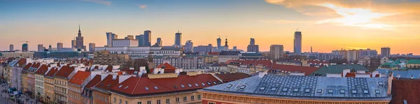 Красивый панорамный вид с беспилотника на панорамный городской пейзаж Варшавы Старого и Современного города, PKiN, здание Национальной оперы, ул. Краковских Пшедместце, над крышами красной черепицы, на закате — стоковое фото