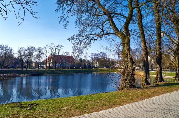 Hermosa vista panorámica a los estanques de Cietrzewia o Glinianki Cietrzewia - dos embalses de agua, ubicados en Varsovia, en el distrito de Wlochy —  Fotos de Stock