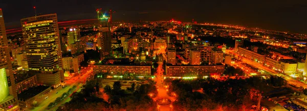 Bella vista panoramica drone aereo per panorama paesaggio urbano di Varsavia Città Vecchia e Moderna, PKiN, Palazzo Nazionale dell'Opera, Zlote Tarasy Shopping Centre, di notte — Foto Stock