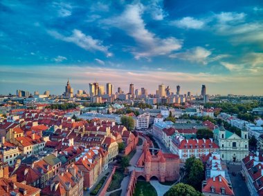 Ufukta modern gökdelenleri, Kraliyet Kalesi, meydan ve Polonya 'nın batımında Sigismund III Sütunuyla Varşova Eski Kasabası' nda (POL: Dik Miasto) güzel panoramik hava aracı manzarası.