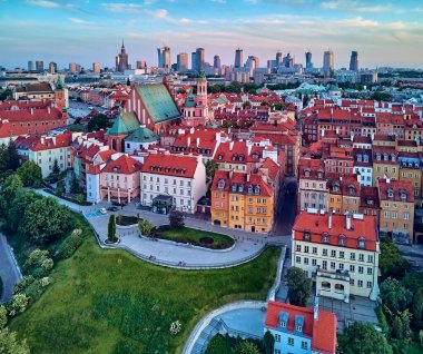 Ufukta modern gökdelenleri, Kraliyet Kalesi, meydan ve Polonya 'nın batımında Sigismund III Sütunuyla Varşova Eski Kasabası' nda (POL: Dik Miasto) güzel panoramik hava aracı manzarası.