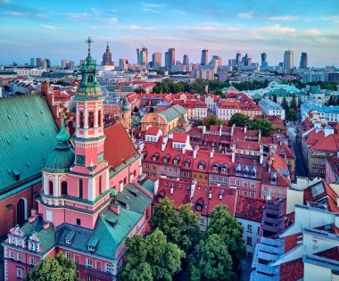 Ufukta modern gökdelenleri, Kraliyet Kalesi, meydan ve Polonya 'nın batımında Sigismund III Sütunuyla Varşova Eski Kasabası' nda (POL: Dik Miasto) güzel panoramik hava aracı manzarası.