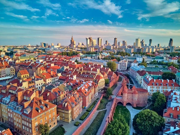 波兰华沙老城 Pol Stare Miasto 美丽的全景无人驾驶飞机景观 地平线上有现代摩天大楼 皇家城堡 广场和西吉斯蒙德三世瓦萨柱 — 图库照片