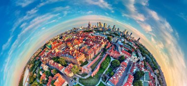 Varşova 'nın en eski bölgesi (13. yüzyıl), Kraliyet Şatosu, kare ve Polonya' nın batımında Sigismund III. Sütun 'u üzerinde güzel panoramik hava aracı manzarası (Stare Miasto)