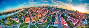 Varşova 'nın en eski bölgesi (13. yüzyıl), Kraliyet Şatosu, kare ve Polonya' nın batımında Sigismund III. Sütun 'u üzerinde güzel panoramik hava aracı manzarası (Stare Miasto)