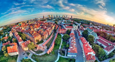 Varşova 'nın en eski bölgesi (13. yüzyıl), Kraliyet Şatosu, kare ve Polonya' nın batımında Sigismund III. Sütun 'u üzerinde güzel panoramik hava aracı manzarası (Stare Miasto)