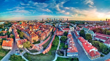 Varşova 'nın en eski bölgesi (13. yüzyıl), Kraliyet Şatosu, kare ve Polonya' nın batımında Sigismund III. Sütun 'u üzerinde güzel panoramik hava aracı manzarası (Stare Miasto)
