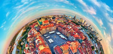 Varşova Eski Kasabası (POL: (Stare Miasto), Kraliyet Kalesi, meydan ve Polonya 'nın batımında Sigismund III Sütununun üzerinde güzel panoramik hava aracı görüntüsü (360 küresel panorama küçük gezegeni).