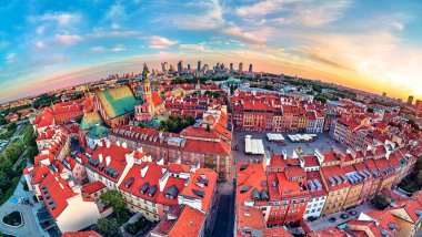 Ufukta modern gökdelenleri, Kraliyet Kalesi, meydan ve Polonya 'nın batımında Sigismund III Sütunuyla Varşova Eski Kasabası' nda (POL: Dik Miasto) güzel panoramik hava aracı manzarası.