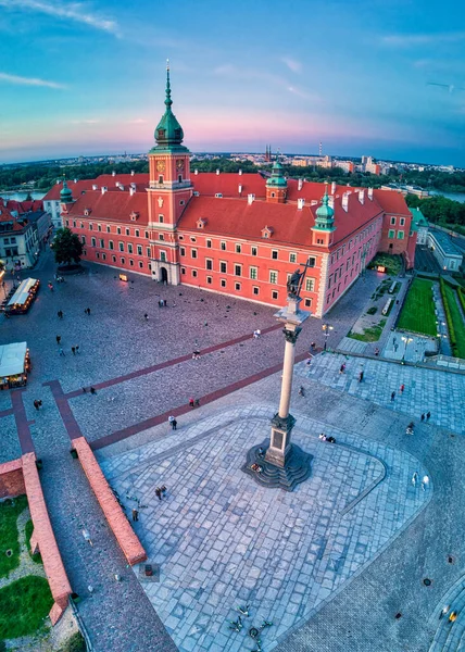 Varşova 'nın en eski bölgesi (13. yüzyıl), Kraliyet Şatosu, kare ve Polonya' nın batımında Sigismund III. Sütun 'u üzerinde güzel panoramik hava aracı manzarası (Stare Miasto)