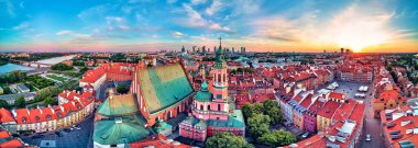 Ufukta modern gökdelenleri, Kraliyet Kalesi, meydan ve Polonya 'nın batımında Sigismund III Sütunuyla Varşova Eski Kasabası' nda (POL: Dik Miasto) güzel panoramik hava aracı manzarası.