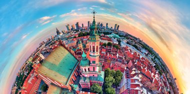 Varşova Eski Kasabası (POL: (Stare Miasto), Kraliyet Kalesi, meydan ve Polonya 'nın batımında Sigismund III Sütununun üzerinde güzel panoramik hava aracı görüntüsü (360 küresel panorama küçük gezegeni).