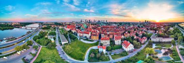 Ufukta modern gökdelenleri, Kraliyet Kalesi, meydan ve Polonya 'nın batımında Sigismund III Sütunuyla Varşova Eski Kasabası' nda (POL: Dik Miasto) güzel panoramik hava aracı manzarası.
