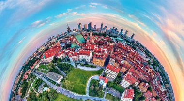 Ufukta modern gökdelenleri, Kraliyet Kalesi, meydan ve Polonya 'nın batımında Sigismund III Sütunuyla Varşova Eski Kasabası' nda (POL: Dik Miasto) güzel panoramik hava aracı manzarası.