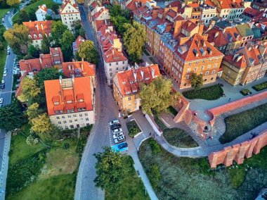 Varşova 'nın en eski bölgesi (13. yüzyıl), Kraliyet Şatosu, kare ve Polonya' nın batımında Sigismund III. Sütun 'u üzerinde güzel panoramik hava aracı manzarası (Stare Miasto)